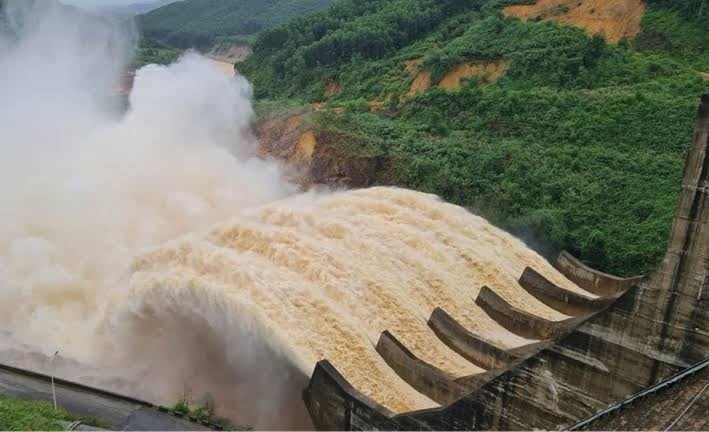 Nhiều hồ thủy điện ở Huế tăng lưu lượng xả tràn, ứng phó mưa lớn