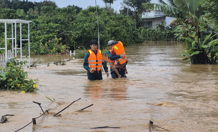 Ngập sâu do mưa lớn, hàng chục hộ dân xã Bảo Lâm 2 phải di dời khẩn cấp
