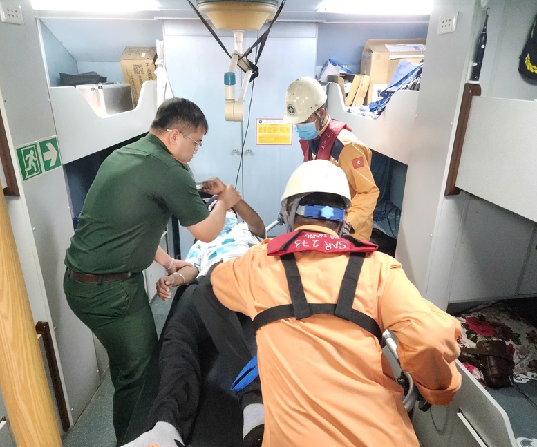 Cứu nạn thành công thuyền viên nguy kịch trên tàu hàng ở vùng biển Việt Nam
