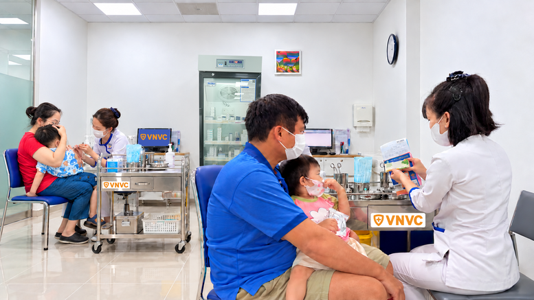 VNVC hỗ trợ 3 tỷ đồng, giúp hơn 100.000 trẻ tiêm vaccine tay chân miệng
