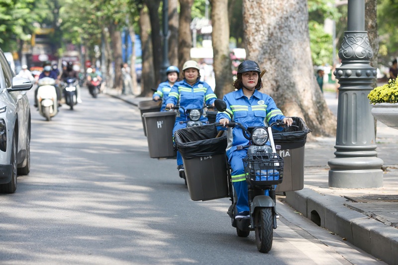 Cơ giới hóa giúp giảm áp lực thu gom rác thải đối với công nhân môi trường