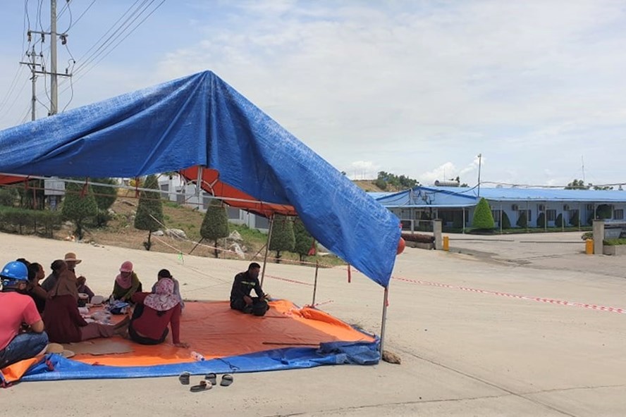 Dân lại dựng lều chặn xe trước cổng nhà máy thép Hòa Phát - Dung Quất