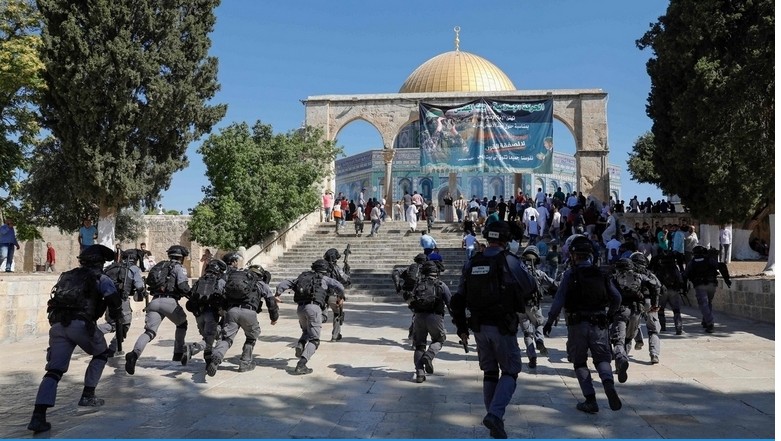 Cảnh s&#225;t Israel trấn &#225;p người Palestine tại đền thờ Al-Aqsa ở Đ&#244;ng Jerusalem